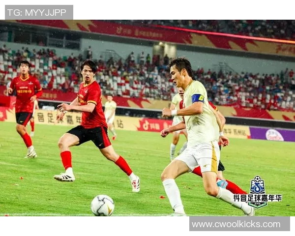 足球巨星驾车闪耀登场全场欢呼点燃热烈氛围引爆激情时刻