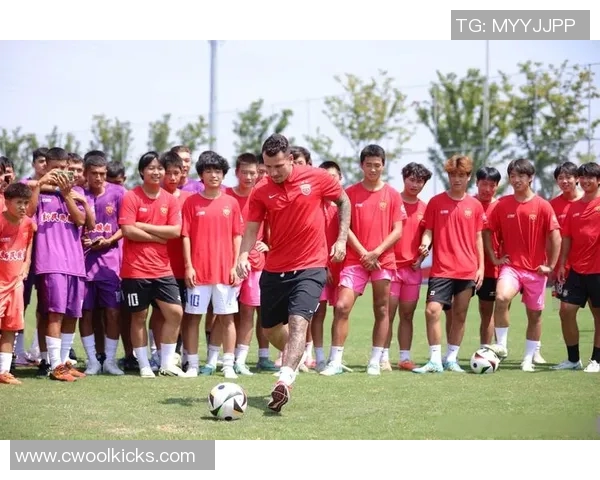 足球球星展现完美腹肌 力量与魅力并存的运动硬汉风采 足球球星展现完美腹肌 力量与魅力并存的运动硬汉风采