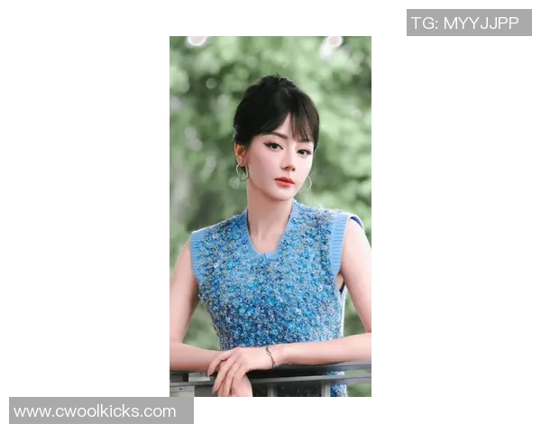 迪丽热巴与足球球星神似 网友称其为足球场上的美丽替身 迪丽热巴与足球球星神似 网友称其为足球场上的美丽替身