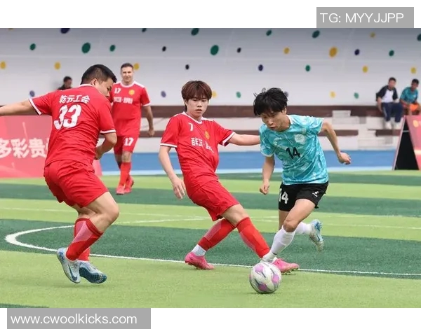 鹰钩鼻足球明星的传奇故事与赛场拼搏精神解析 鹰钩鼻足球明星的传奇故事与赛场拼搏精神解析